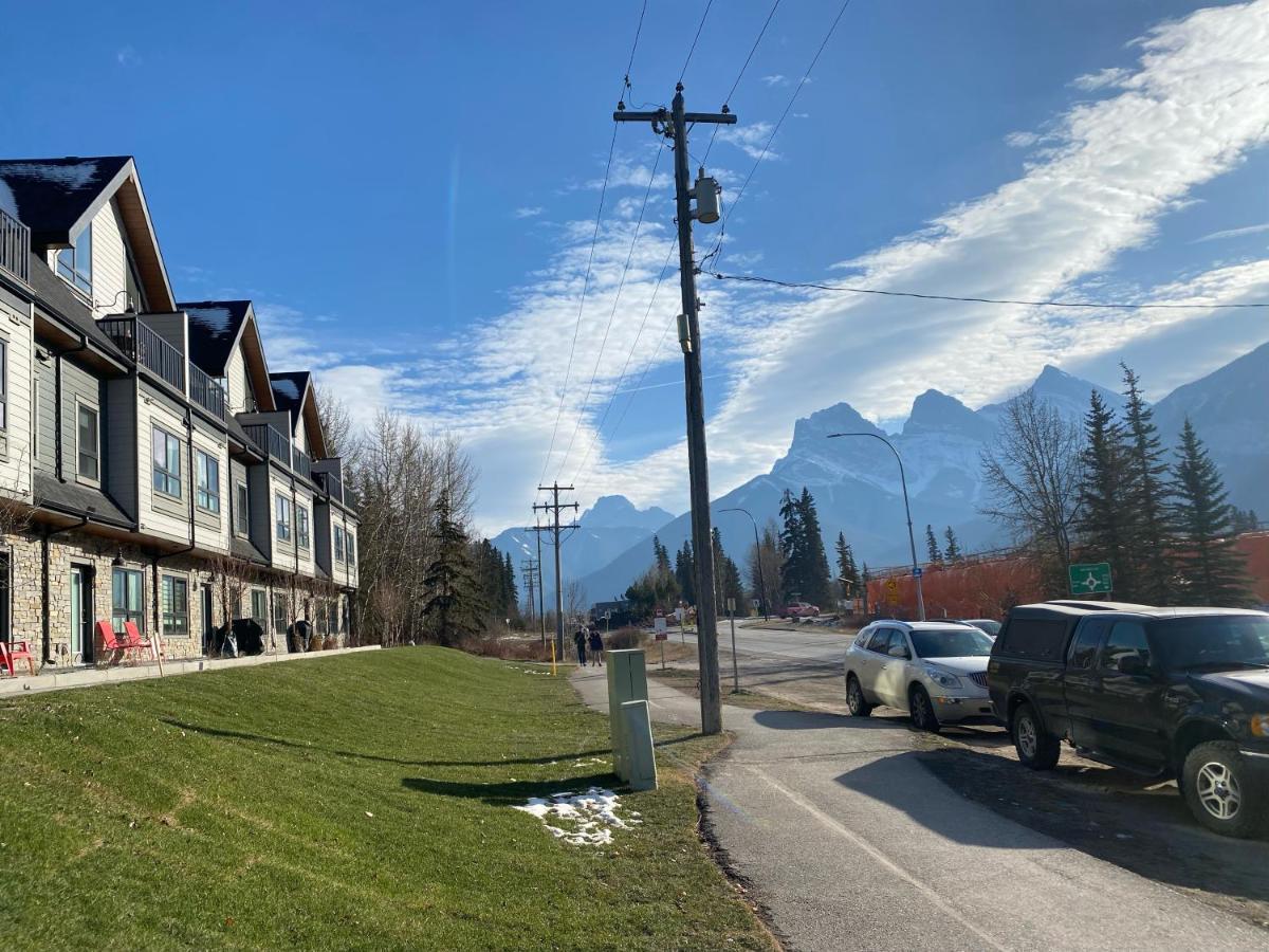 Brand New 2Br Condo With Outdoor Swimming Pool And Hot Tub Canmore Luaran gambar