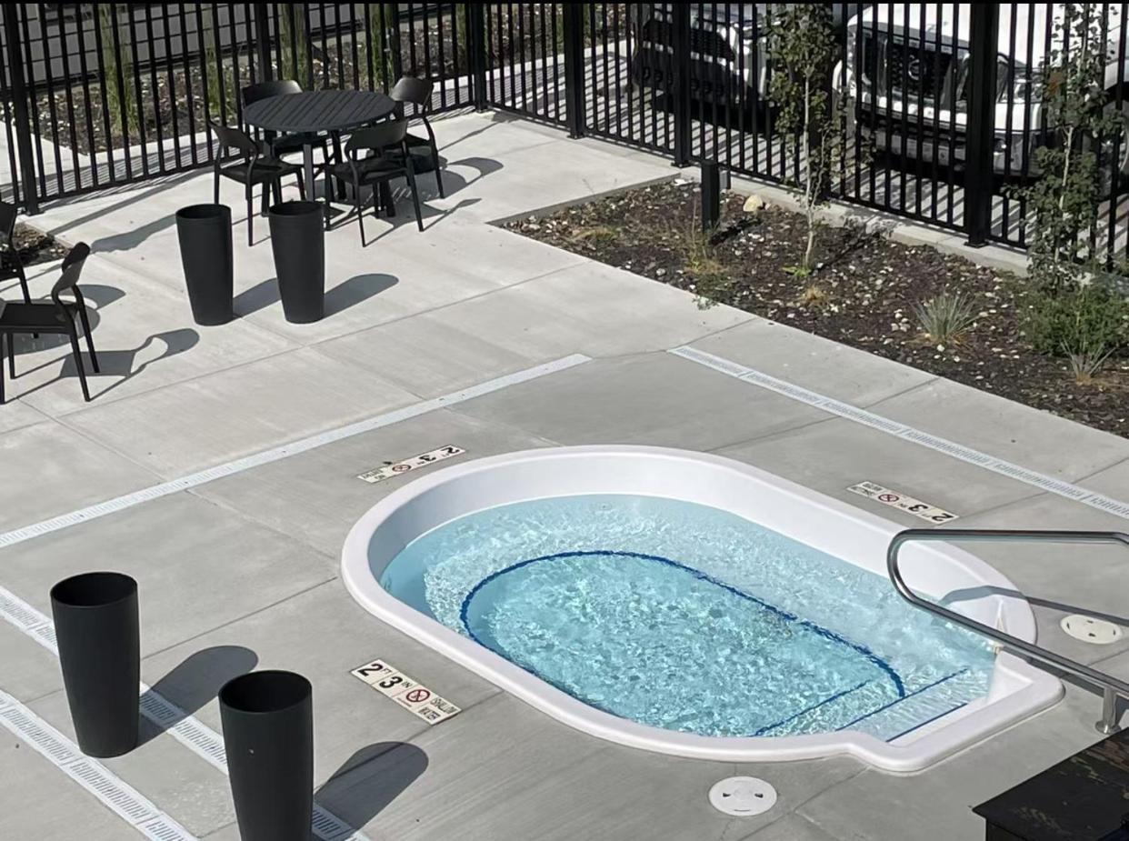 Brand New 2Br Condo With Outdoor Swimming Pool And Hot Tub Canmore Luaran gambar