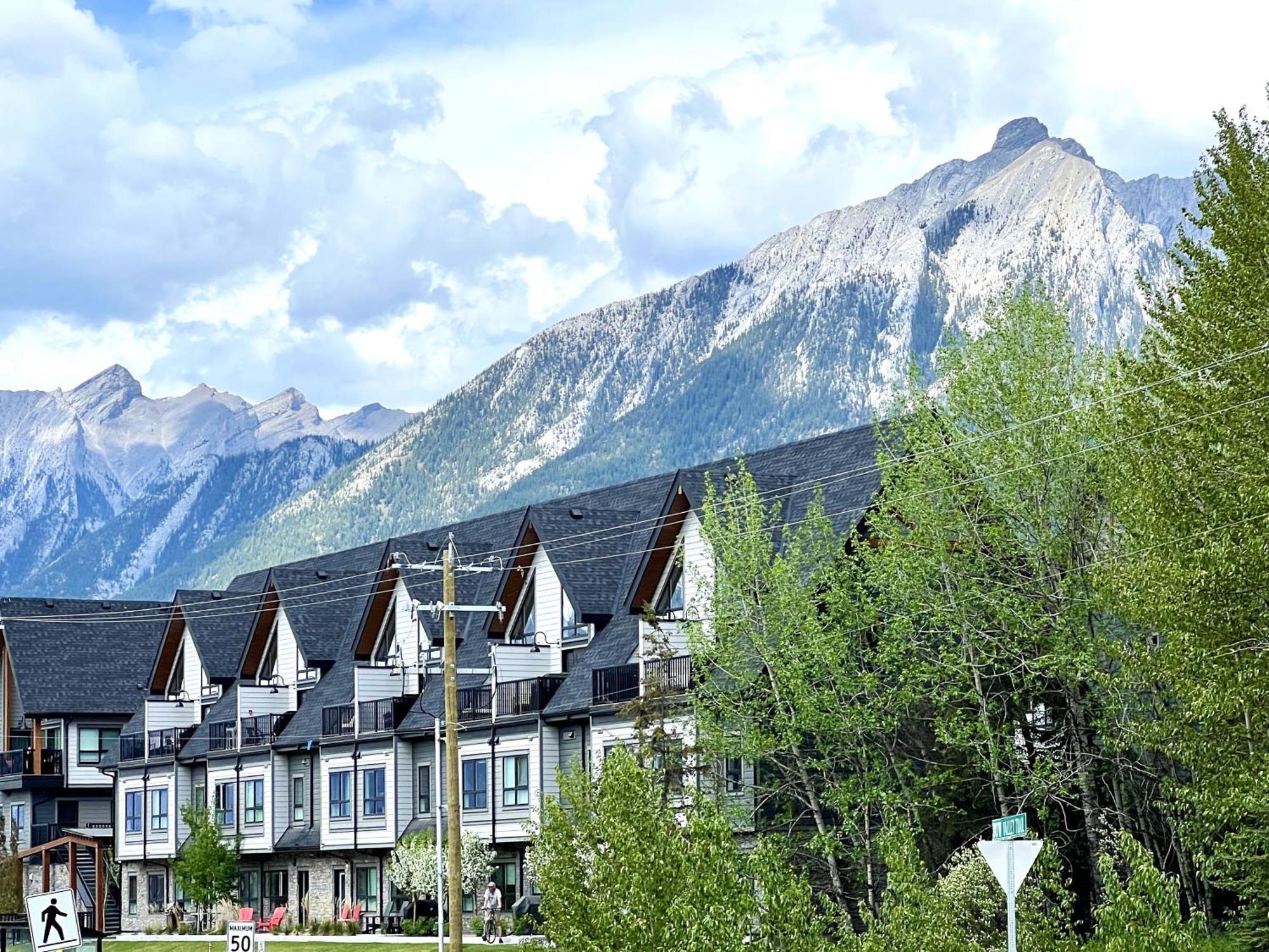 Brand New 2Br Condo With Outdoor Swimming Pool And Hot Tub Canmore Luaran gambar