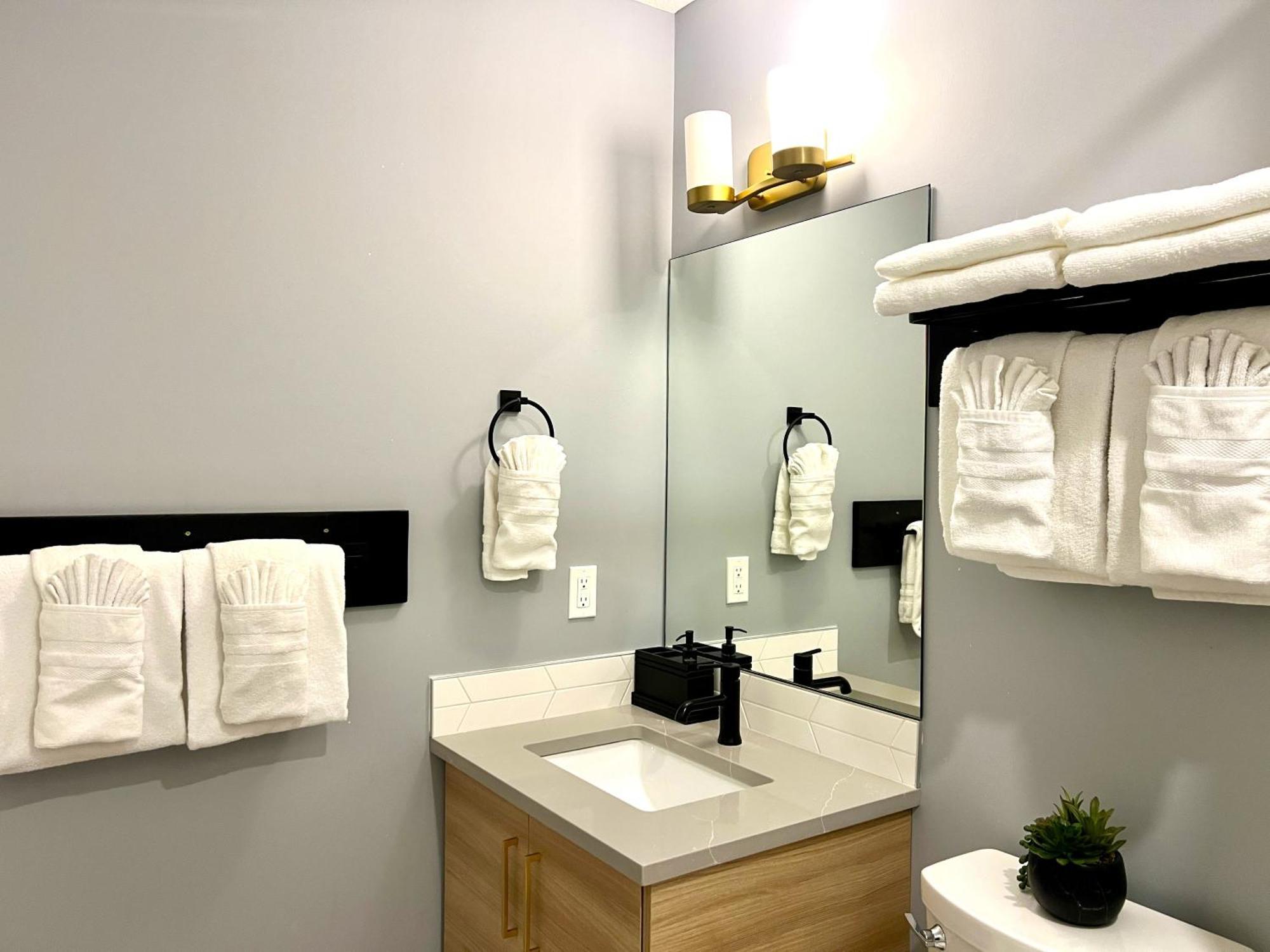 Brand New 2Br Condo With Outdoor Swimming Pool And Hot Tub Canmore Luaran gambar