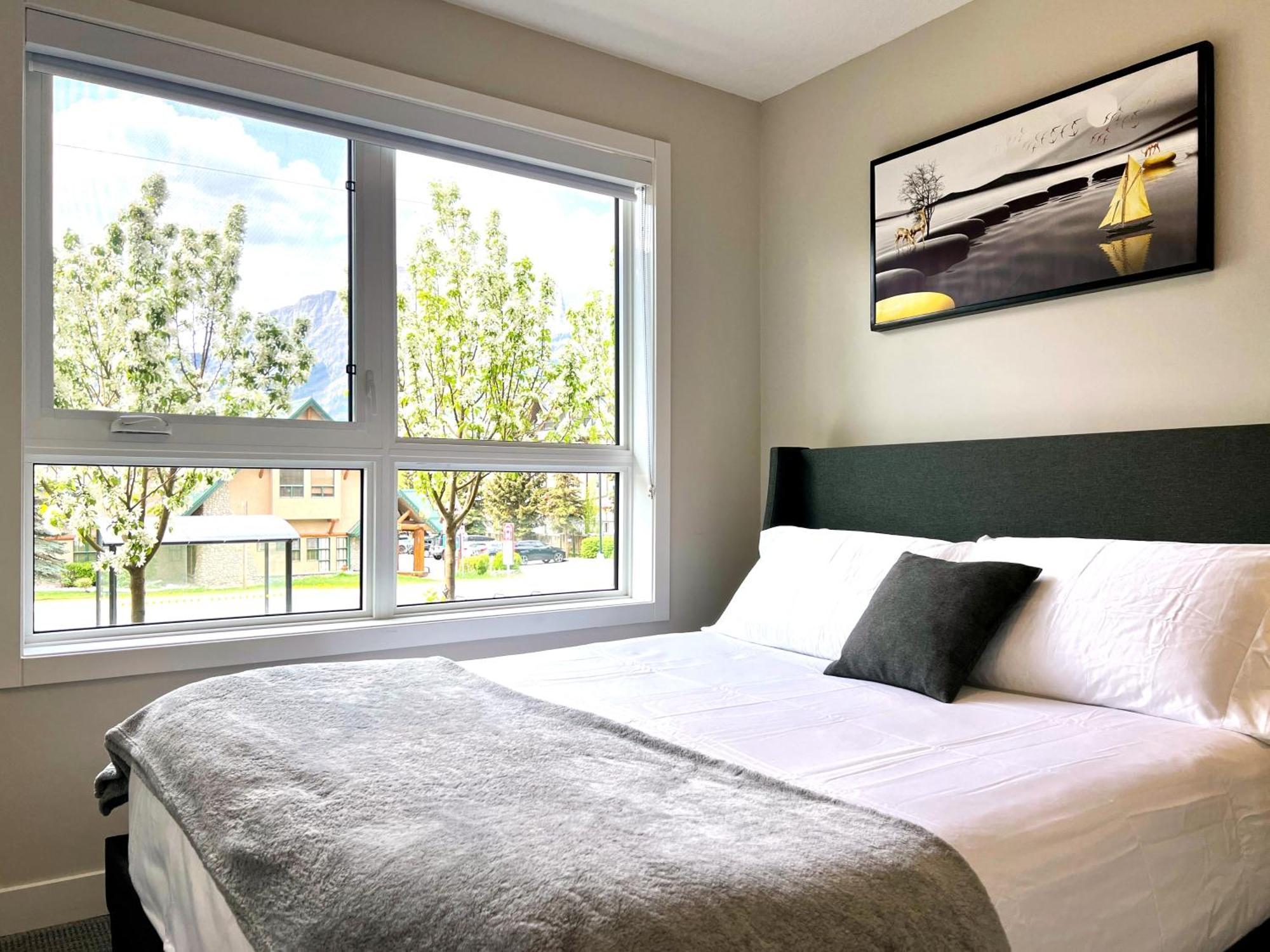 Brand New 2Br Condo With Outdoor Swimming Pool And Hot Tub Canmore Luaran gambar