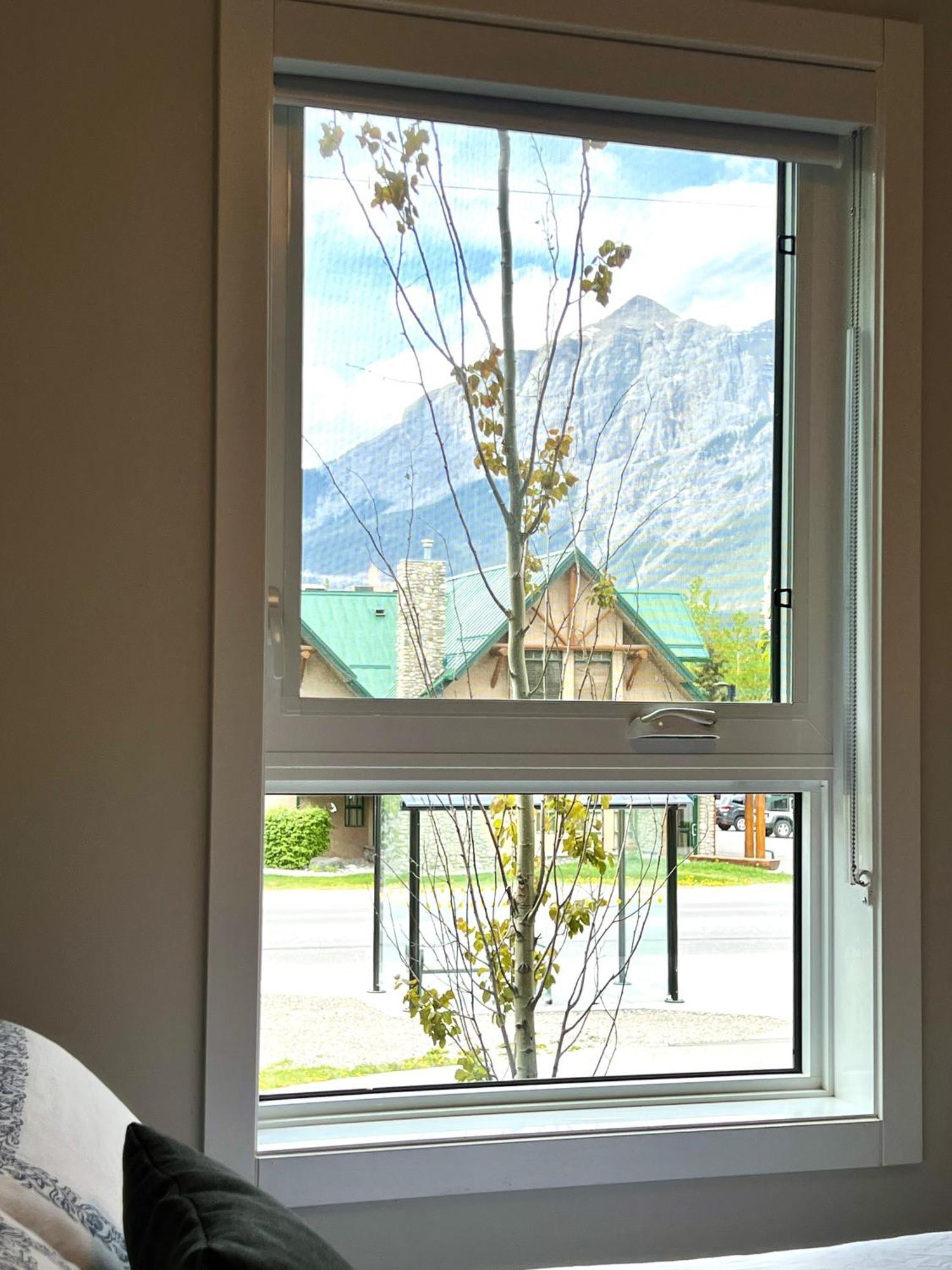 Brand New 2Br Condo With Outdoor Swimming Pool And Hot Tub Canmore Luaran gambar