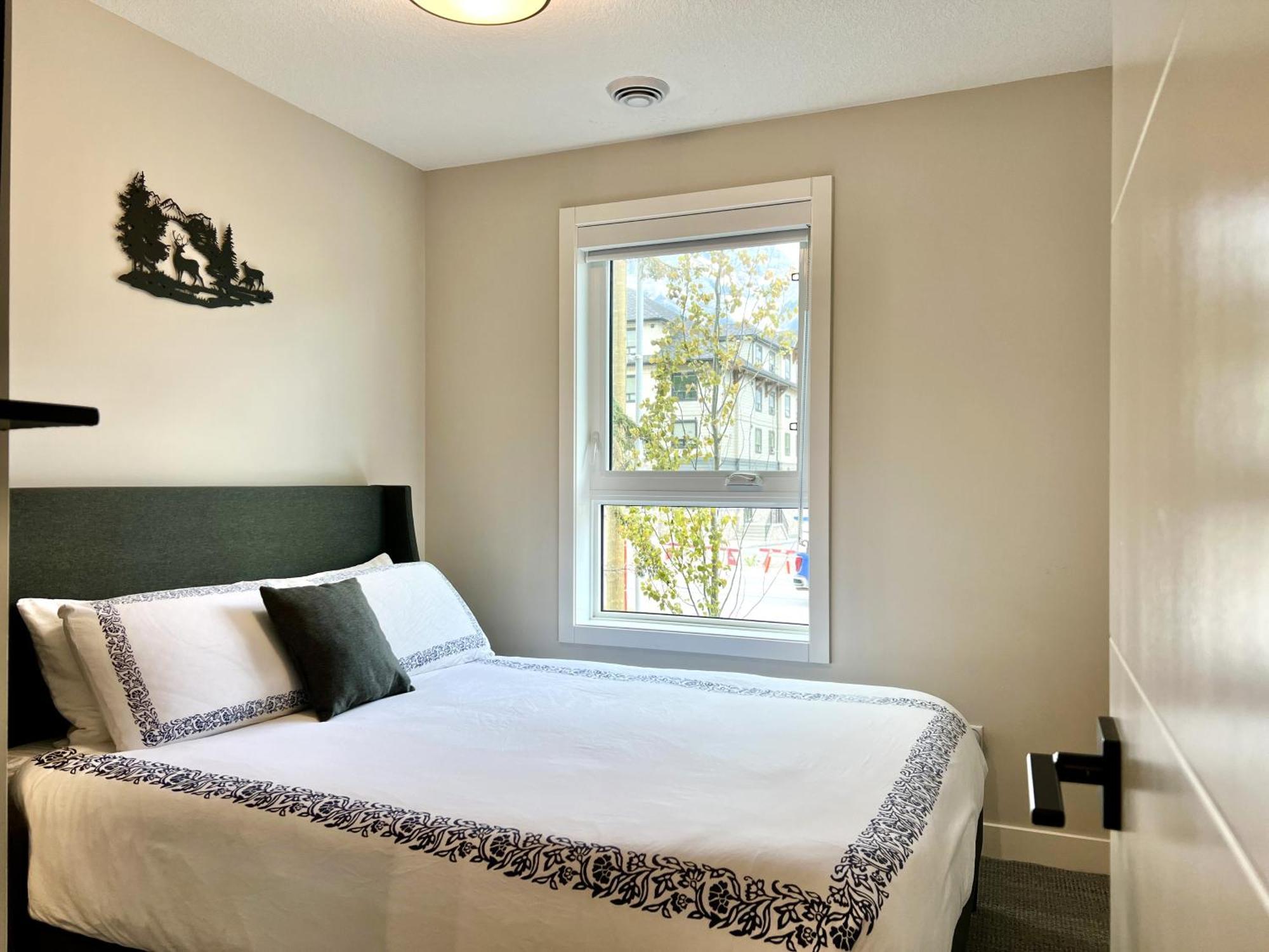 Brand New 2Br Condo With Outdoor Swimming Pool And Hot Tub Canmore Luaran gambar