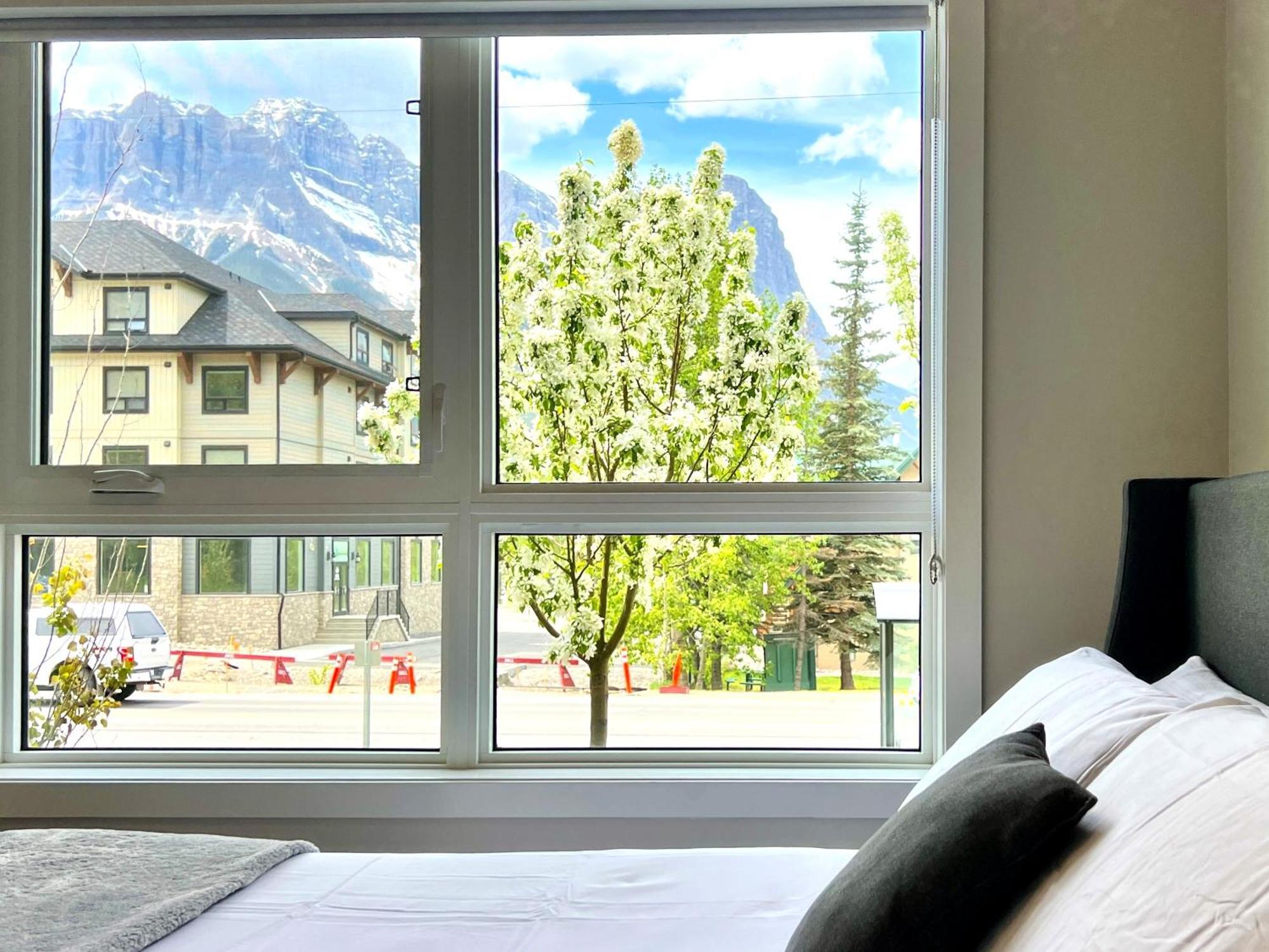 Brand New 2Br Condo With Outdoor Swimming Pool And Hot Tub Canmore Luaran gambar
